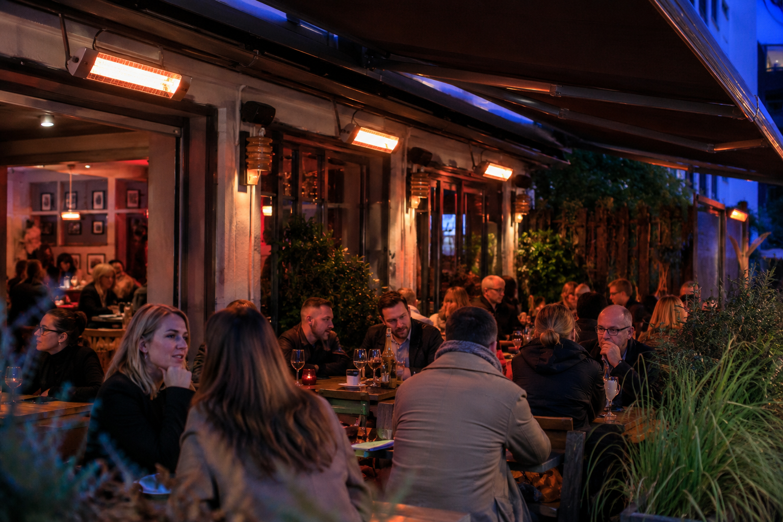 Gastronomie-Terrasse mit elektrischen Hellstrahlern am Abend